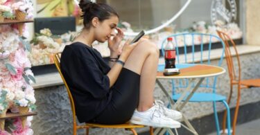 Jebakan Manis Pinjol: Mengapa Gen Z Rentan Terjerat dan Bagaimana Melawannya?