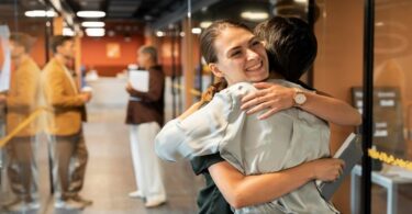 Fenomena Job Hugging